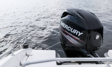 Gölde yepyeni Mercury Fourstroke dıştan motor ile Modern yeni balıkçılık spor tekne.