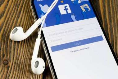 Apple iphone X akıllı telefon ekranında Facebook uygulama simgesi yakın çekim. Facebook uygulama simgesi. Sosyal medya simgesi. Sosyal ağ