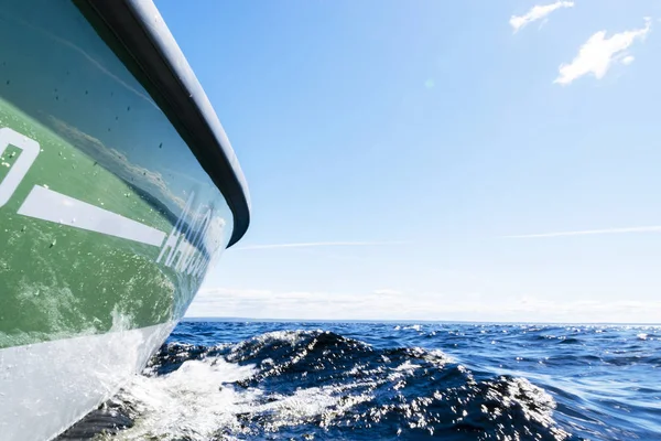 Vitesse bateau à moteur de pêche avec des gouttes d'eau. Blue ocean sea water wave reflections with fast fishing yacht. Bateau à moteur dans l'océan bleu. Yacht océanique. Coucher de soleil sur le pont du voilier — Photo