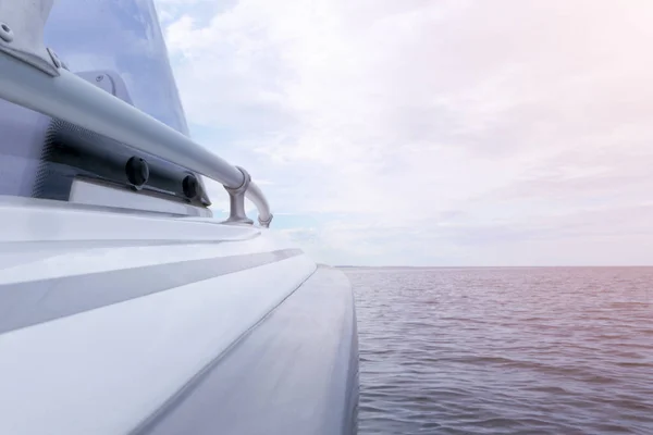 Seitenansicht beschleunigendes Fischermotorboot mit Wassertropfen. Blauer Ozean Meer Wasser Welle Reflexionen mit schnellen Fischerjacht. Motorboot im blauen Ozean. Ozeanjacht. Sonnenuntergang auf dem Segelboot-Deck — Stockfoto