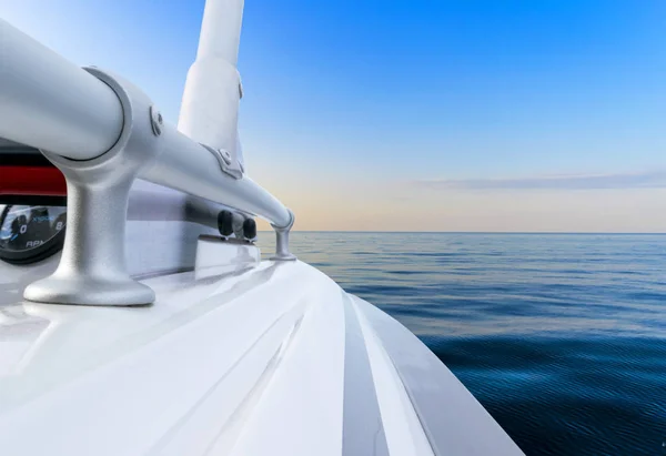 Seitenansicht beschleunigendes Fischermotorboot mit Wassertropfen. Blauer Ozean Meer Wasser Welle Reflexionen mit schnellen Fischerjacht. Motorboot im blauen Ozean. Ozeanjacht. Sonnenuntergang auf dem Segelboot-Deck — Stockfoto