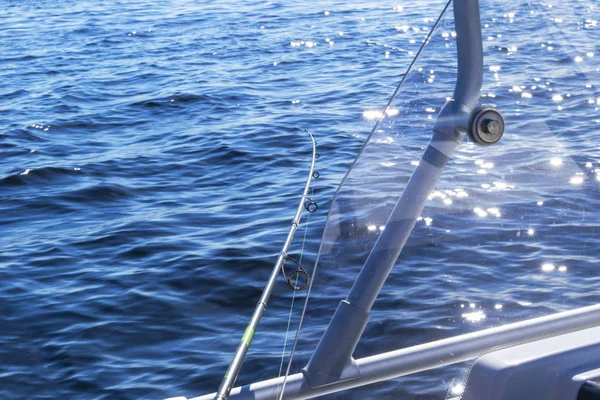 Angelrute in einem Salzwasser-Motorboot während des Fischereitages im blauen Ozean. Erfolgreiches Fischereikonzept. — Stockfoto