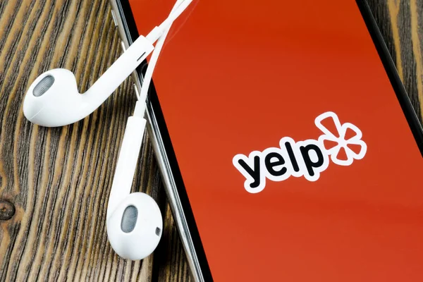 Apple iphone X ekranında Yelp uygulama simgesi yakın çekim. Yelp uygulama simgesi. Yelp.com uygulama. Sosyal ağ. Sosyal medya