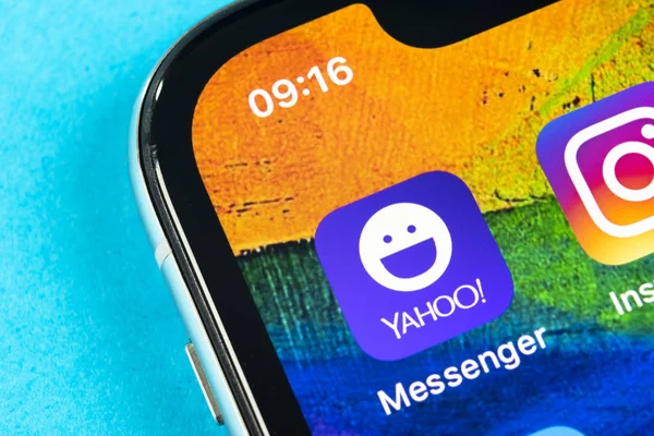 Yahoo messenger application icon on Apple iPhone X smartphone screen close-up. Yahoo messenger app icon. Social media icon. Social network — Stock Photo, Image