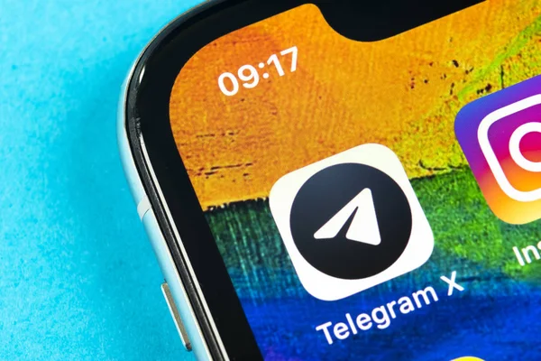 Telegramm x Applikationssymbol auf Apple iphone x Bildschirm Nahaufnahme. Telegramm x App-Symbol. telegram x ist ein soziales Online-Netzwerk. Social Media App — Stockfoto