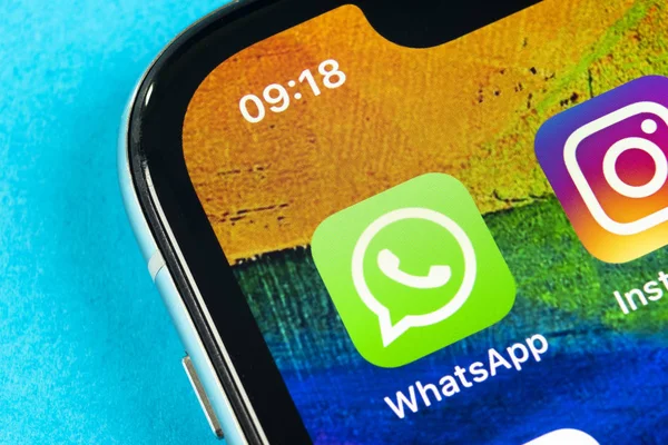 Whatsapp ikona aplikacji na Apple iphone X smartfon zbliżenie ekranu. Ikona aplikacji kurierskiej Whatsapp. Ikona mediów społecznościowych. Sieć społeczna — Zdjęcie stockowe