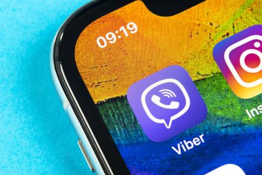 Apple iphone X akıllı telefon ekranında Viber uygulama simgesi yakın çekim. Viber uygulama simgesi. Sosyal medya simgesi. Sosyal ağ
