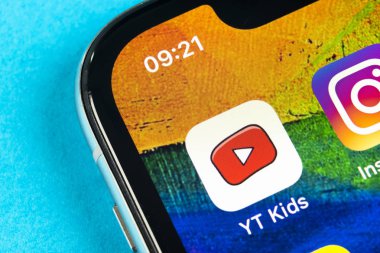 Apple iphone X akıllı telefon ekranında Youtube çocuk uygulama simgesi. Youtube çocuklar uygulama simgesi. Sosyal medya ikonu. Sosyal ağ