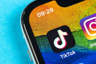 Apple iphone X ekranında Tik Tok uygulama simgesi yakın çekim. Tik Tok simgesi. tik tok uygulaması. Tiktok Sosyal medya ağı. Sosyal medya simgesi