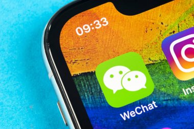 Apple iphone X akıllı telefon ekranında Wechat messenger uygulama simgesi yakın çekim. Wechat messenger uygulaması simgesi. Sosyal medya ağı.