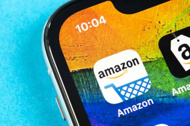Apple iphone X ekranında Amazon alışveriş uygulaması simgesi yakın çekim. Amazon alışveriş uygulaması simgesi. Amazon mobil uygulama. Sosyal medya ağı