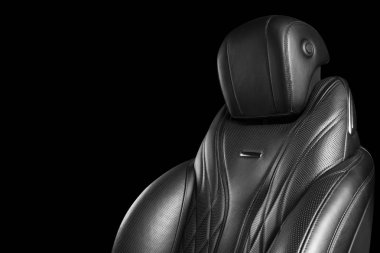 Lüks modern araba siyah deri iç. Siyah arka plan üzerinde izole dikiş ile delikli deri rahat koltuklar. Modern araba iç detayları. Araba detaylandırması. Siyah beyaz