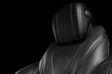 Lüks modern araba siyah deri iç. Siyah arka plan üzerinde izole dikiş ile delikli deri rahat koltuklar. Modern araba iç detayları. Araba detaylandırması. Siyah beyaz