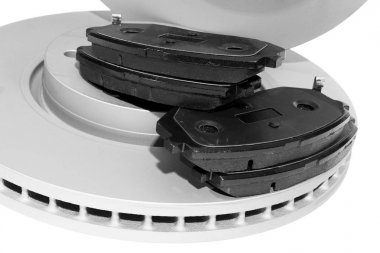 Fren diskleri ve fren balataları beyaz arka plan üzerinde izole. Otomobil parçaları. Fren disk rotor üzerinde beyaz izole. Disk fren. Araba parçası. Araba ayrıntılı. Yedek parçalar. Siyah ve beyaz