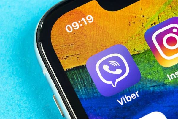 Ícone do aplicativo Viber no Apple iPhone X tela do smartphone close-up. Ícone de aplicativo Viber. Ícone de mídia social. Rede social — Fotografia de Stock