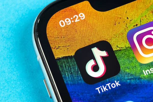 Icono de aplicación Tik Tok en el primer plano de la pantalla del iPhone X de Apple. Icono de Tik Tok. Aplicación tik tok. Tiktok Red de medios sociales. Icono de redes sociales —  Fotos de Stock