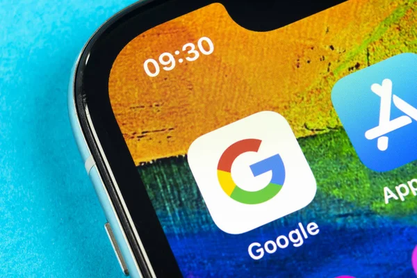 Wyszukiwarka Google ikona aplikacji na Apple iPhone X smartphone ekranu zbliżenie. Ikonę aplikacji Google. Sieci społecznościowej. Ikona mediów społecznościowych — Zdjęcie stockowe