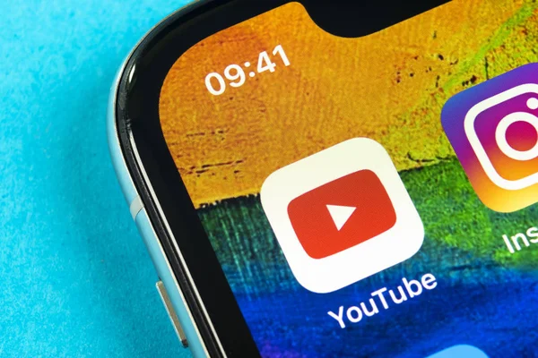 Ícone de aplicativo do YouTube na tela do smartphone Apple iPhone X close-up. Ícone do aplicativo Youtube. Ícone de mídia social. Rede social — Fotografia de Stock