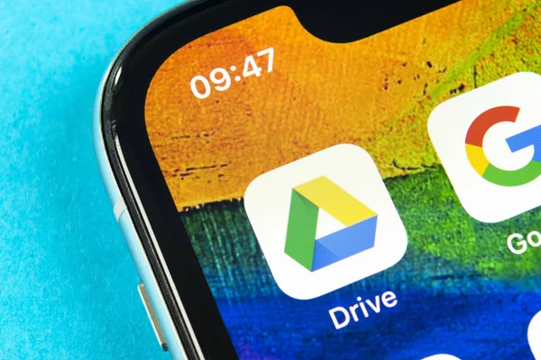 Εικονίδιο εφαρμογής Google Drive στο Apple iPhone X οθόνη close-up. Εικονίδιο του δίσκου Google. Εφαρμογή Google Drive. Δίκτυο μέσων κοινωνικής δικτύωσης — Φωτογραφία Αρχείου