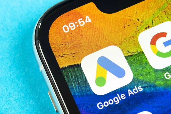 Ícone do aplicativo Google Ads AdWords no Apple iPhone X tela close-up. Google Ad Words ícone. Google ads Aplicação Adwords. Rede de redes sociais — Fotografia de Stock