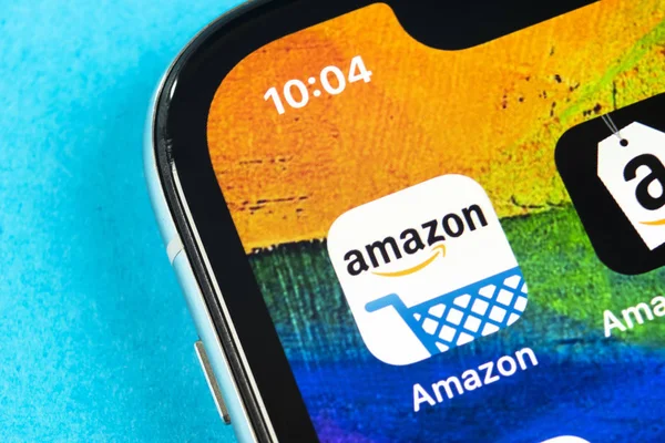 Amazon icône de l'application d'achat sur Apple iPhone X écran gros plan. Amazon icône de l'application shopping. Application mobile Amazon. Réseau de médias sociaux — Photo