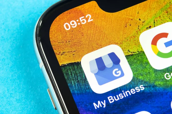 Google My Business application icon on Apple iPhone X screen close-up. Google My Business icon. Google My business application. Social media network — Stock Photo, Image