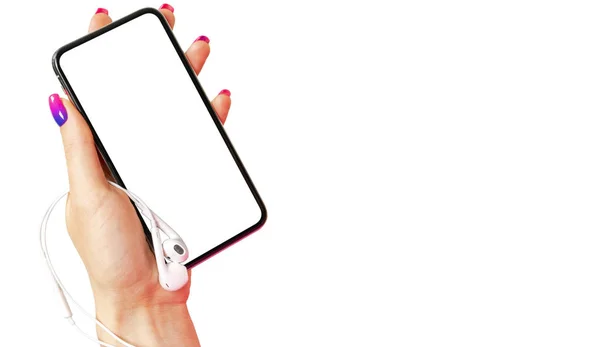 Τηλέφωνο smartphone στο χέρι γυναίκα απομονώνεται σε λευκό φόντο. Μοντέρνο smartphone χωρίς πλαίσιο μακέτα με κενή λευκή οθόνη. Κενός χώρος για κείμενο. Αντιγραφή χώρου. Απομονωμένη λευκή οθόνη. — Φωτογραφία Αρχείου