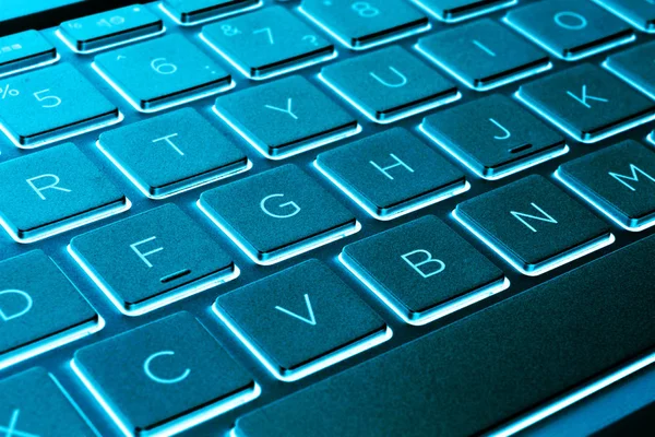 Zbliżenie nowoczesnej srebrnej klawiaturze komputera przenośnego. Klawiatura do laptopa. Szczegóły nowej i ergonomicznej klawiatury komputerowej. Niebieskie Tony — Zdjęcie stockowe