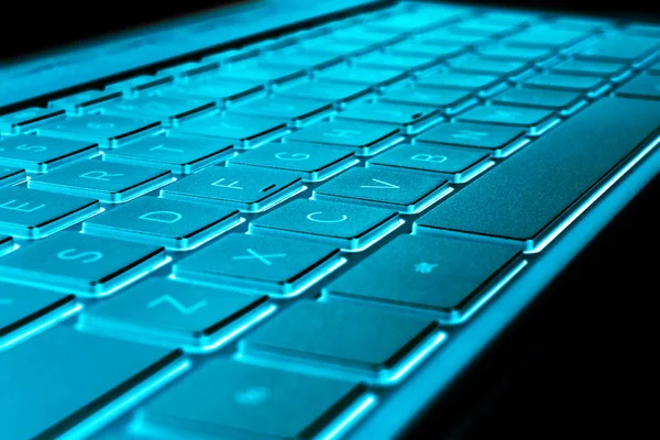 Modern gümüş dizüstü bilgisayar klavyesinin yakın çekim. Dizüstü bilgisayar klavyesi. Yeni ve ergonomik bilgisayar klavyesinin ayrıntıları. Mavi tonları — Stok fotoğraf