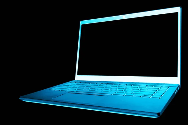 Laptop komputer PC z pustym ekranie makiety się izolowane na białym tle. Laptop izolowany ekran ze ścieżką przycinającą. Komputer PC biały ekran z miejsca kopiowania. Puste miejsce na tekst. — Zdjęcie stockowe