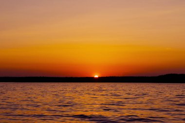 Günbatımı gökyüzü arka plan. Dramatik altın günbatımı gökyüzü gökyüzü bulutlar deniz akşam ile. Gökyüzü bulutlar güneşin doğuşunu çarpıcı. Gökyüzü manzara. Panoramik gökyüzü görünümü.