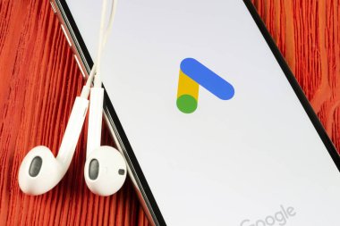 Apple iphone X ekranında Google Ads Adwords uygulama simgesi yakın çekim. Google Reklam Sözcükleri simgesi. Google reklamları Adwords uygulaması. Sosyal medya ağı