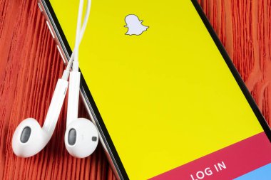 Apple iphone X akıllı telefon ekranında Snapchat uygulama simgesi yakın çekim. Snapchat uygulama simgesi. Sosyal medya simgesi. Sosyal ağ