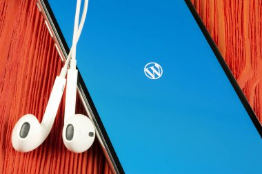 Apple iphone X ekranında Wordpress uygulama simgesi yakın çekim. Wordpress uygulama simgesi. Wordpress.com uygulama. Sosyal ağ