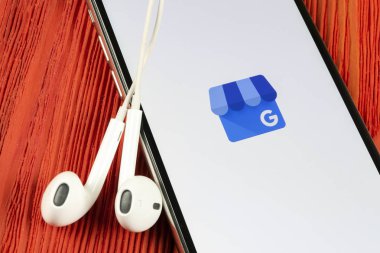 Apple iphone X ekranında Google My Business uygulama simgesi yakın çekim. Google My Business simgesi. Google Benim iş uygulaması. Sosyal medya ağı