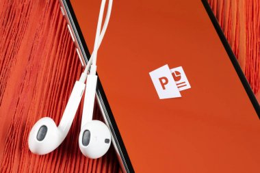Microsoft office Powerpoint uygulama simgesini Apple iphone X ekran yakın çekim. PowerPoint uygulaması simgesi. Microsoft Power Point uygulaması. Sosyal medya ağı