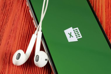 Microsoft Excel uygulama simgesi üzerinde Apple iphone X ekran yakın çekim. Microsoft office Excel app simgesi. Microsoft office üstünde hareket eden telefon. Sosyal medya