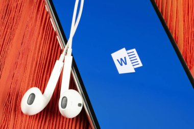Helsinki, Finlandiya, 4 Mayıs 2019: Apple iPhone X ekranında Microsoft Word uygulama simgesi. Microsoft ofis kelime ikonu. Microsoft ofisinden cep telefonuna. Sosyal medya