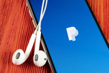 Apple iphone X akıllı telefon ekranında Paypal uygulama simgesi yakın çekim. Paypal uygulama simgesi. Paypal bir online elektronik finans ödeme sistemidir.