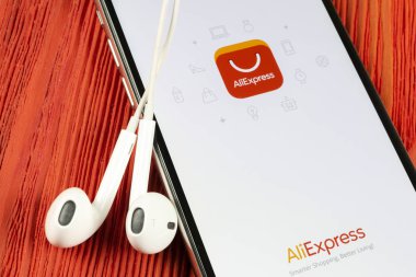 Apple iphone X akıllı telefon ekranında Aliexpress uygulama simgesi. Aliexpress uygulama simgesi. Aliexpress.com popüler e-ticaret uygulamasıdır. Sosyal medya simgesi