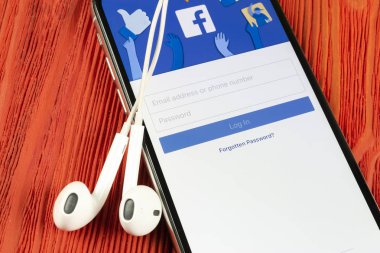 Apple iphone X akıllı telefon ekranında Facebook uygulama simgesi yakın çekim. Facebook uygulama simgesi. Sosyal medya simgesi. Sosyal ağ