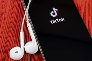 Apple iphone X ekranında Tik Tok uygulama simgesi yakın çekim. Tik Tok simgesi. tik tok uygulaması. Tiktok Sosyal medya ağı. Sosyal medya simgesi