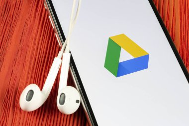 Apple iphone X ekranında Google Drive uygulama simgesi yakın çekim. Google sürücü simgesi. Google Drive uygulaması. Sosyal medya ağı