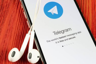 Apple iphone X ekranında elegram uygulama simgesi yakın çekim. Telegram uygulaması simgesi. Telegram bir online sosyal medya ağıdır. Sosyal medya uygulaması