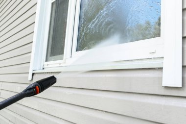 Temizlik hizmeti yıkama bina cephe ve pencere basınçlı su ile. Kirli duvarı yüksek basınçlı su jeti ile temizlemek. Duvarı yıkama gücüne. Evin ön cephesini temizliyor. Yıkamadan önce ve sonra