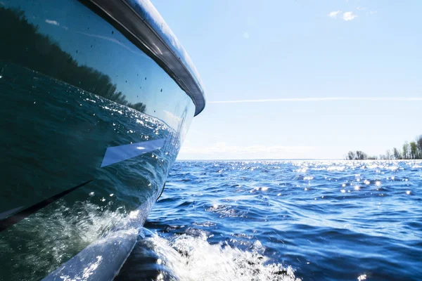 Widok z boku przyspieszenie połowów łodzi motorowej z kroplami wody. Blue Ocean odbicia fali wody morskiej z szybkim jachtem wędkarskim. Łódź motorowa w błękitnym oceanie. Jachty oceaniczne. Zachód słońca na pokładzie żaglówki — Zdjęcie stockowe