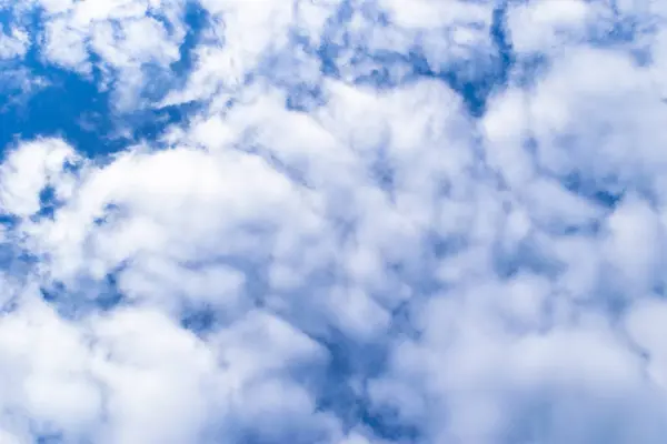 Fondo de la naturaleza. Nubes blancas sobre el cielo azul. Cielo azul con nubes y sol . — Foto de Stock