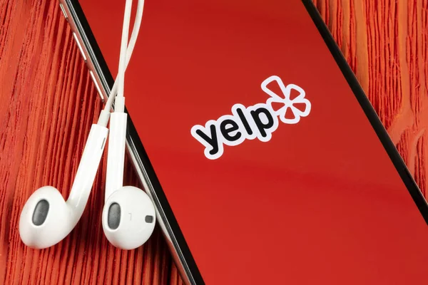 Icono de aplicación Yelp en el primer plano de la pantalla del iPhone X de Apple. Yelp icono de la aplicación. Aplicación Yelp.com. Red social. Redes sociales —  Fotos de Stock