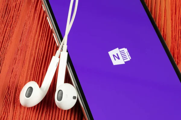 Ikon aplikasi kantor Microsoft OneNote pada layar Apple iPhone X close-up. Ikon aplikasi Microsoft One Note. Aplikasi Microsoft OneNote. Jejaring media sosial — Stok Foto