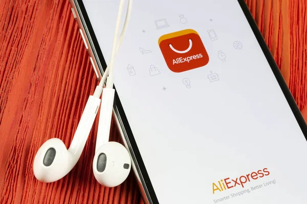 Icono de aplicación Aliexpress en la pantalla del teléfono inteligente Apple iPhone X. Icono de aplicación Aliexpress. Aliexpress.com es una popular aplicación de comercio electrónico. Icono de redes sociales — Foto de Stock